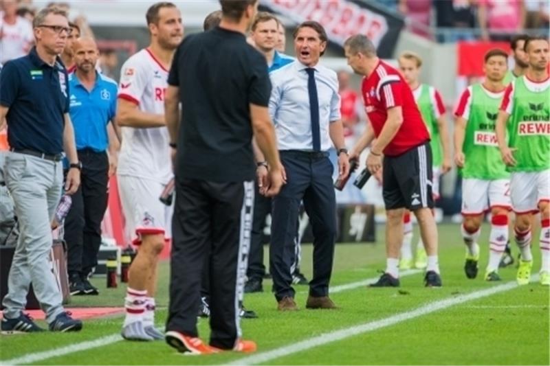 Elfmeter und Platzverweis Spahic: HSV-Trainer Bruno Labbadia ist zurecht entsetzt über die Fehlentscheidung von Schiedsrichter Deniz Aytekin. Foto dpa