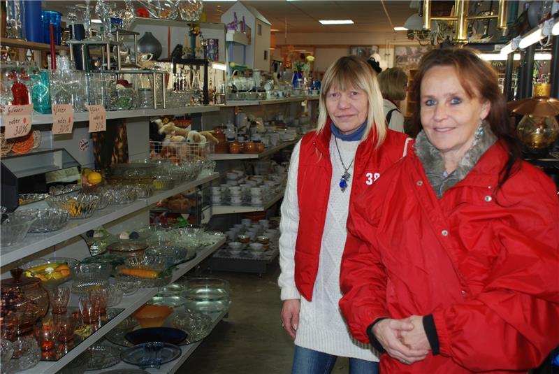 Ellen Streu links) und Petra Papendorf helfen als Ein-Euro-Jobber im Kaufhaus mit Herz.  Foto Schwartau