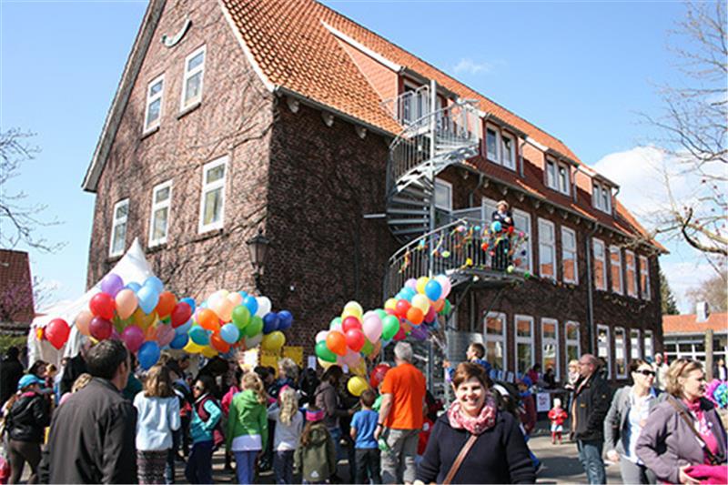 Eltern, Kinder, Mitarbeiter und Gäste feiern das Tintenklecks-Jubiläum mit Dosenwerfen und Tombola, Waffeln und Luftballonaktion auf dem Schulhof. Foto: Richter