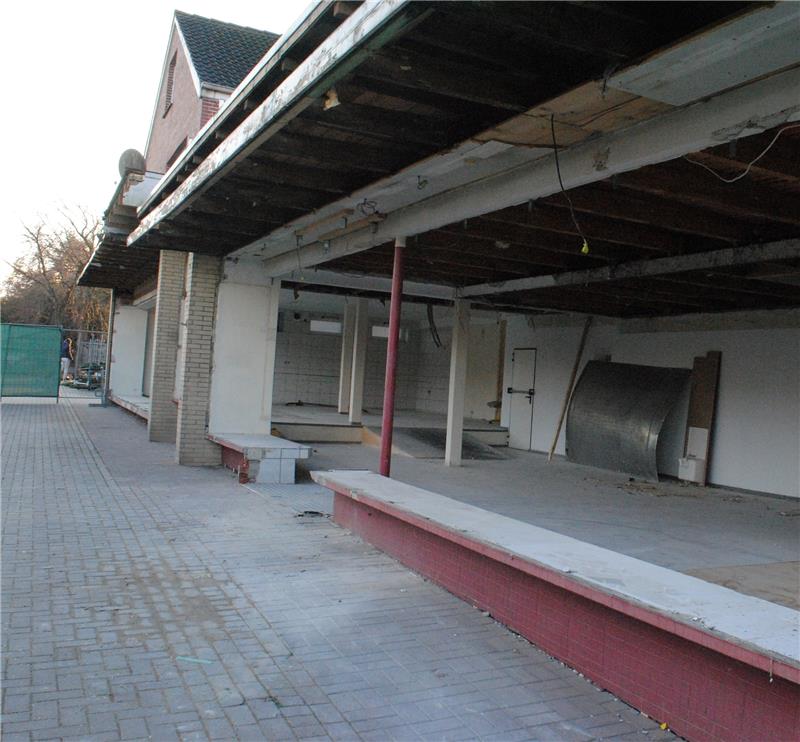 Entkernt und ohne Front: der ehemalige Markant-Markt wird zum Bürger- Service-Haus umgebaut. Fotos Helfferich