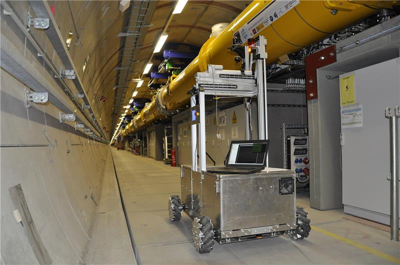 Entwickelt an der Hochschule 21: Der Prototyp des Wartungsroboters fährt durch den 3,4 Kilometer langen Röntgenlaser European XFEL.
