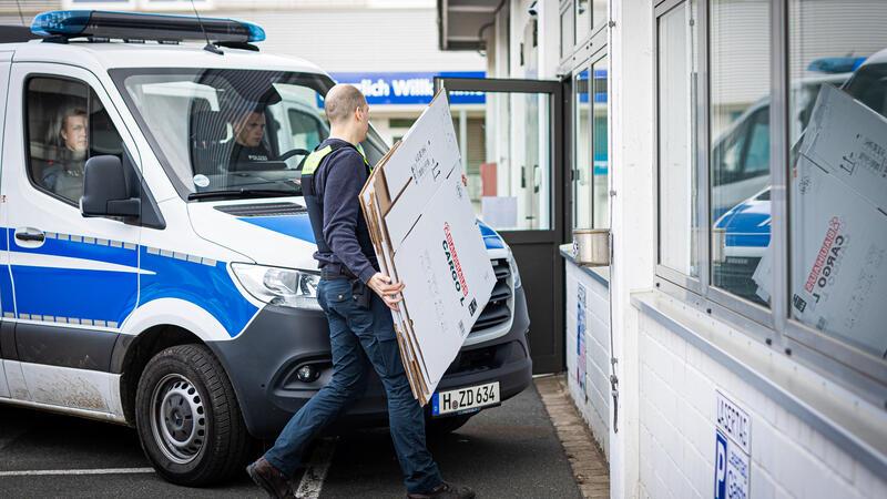 Ermittler haben die Geschäftsräume der AfD in Niedersachsen durchsucht.