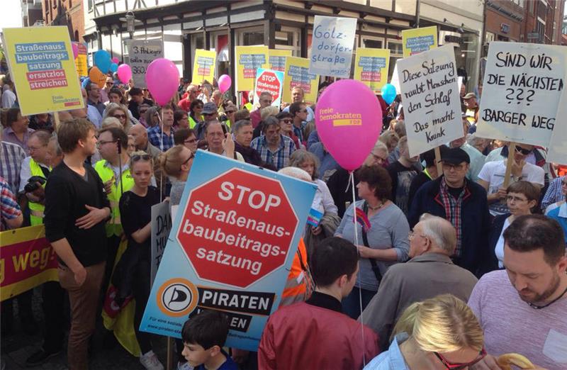 700 Demonstranten fordern: Die Satzung muss weg Etwa 700 Demonstranten machten sich am Sonnabendmorgen für die Abschaffung der Satzung stark. Foto Stief
