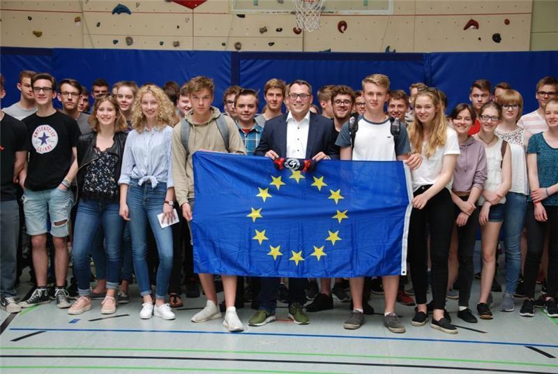 Europa-Parlamentarier Tiemo Wölken (Mitte) beantwortete am Dienstag im Gymnasium Süd Fragen zum Brexit und anderen Problemen der Europäischen Union. Foto Felsch