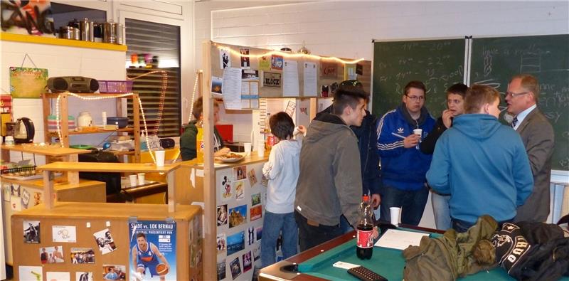 Fachbereichsleiter Jens Martens (rechts) diskutiert mit Jugendlichen über den Verbleib des Jugendtreffs in der Oberschule. Fotos Eidtmann