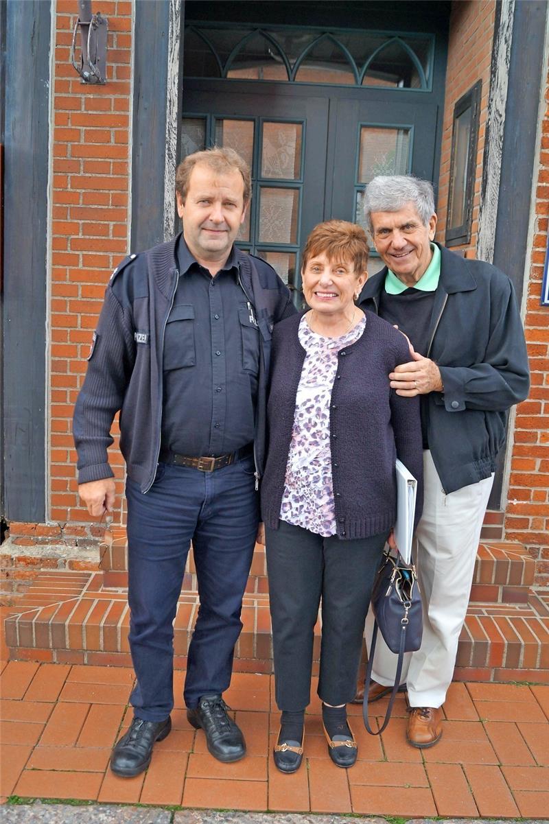 Familienzusammenführung vor der Freiburger Polizeiwache: „Police-Officer“ Heinz Hagedorn und Jean Passeri (Mitte) haben gemeinsame Vorfahren. Begleitet bei ihrer Reise wurde sie von ihrem Mann Dennis.
