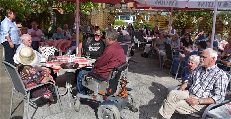 Fast 100 Bürger treffen sich im Garten des Restaurants „Vier Linden“, um ihren Unmut über die Straßenausbaubeiträge kundzutun. Foto Beneke