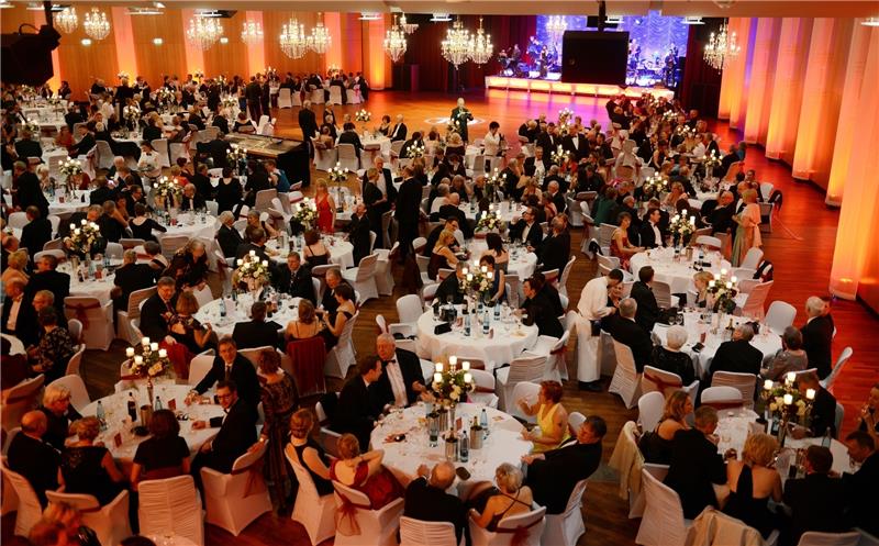 Opernball: Das TAGEBLATT lädt ein Festlich ausstaffierter Saal mit (noch) leerer Tanzfläche: der Opernball im Stadeum. Foto Martin Elsen