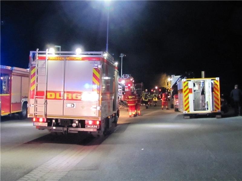 Feuerwehr, DLRG, Rettungsdienst und Polizei sind mit einem Großaufgebot vor Ort. Foto: Arnd König