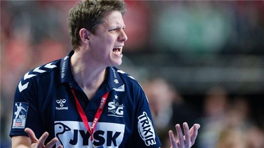Flensburgs Trainer Nicolej Krickau reagiert an der Seitenlinie.