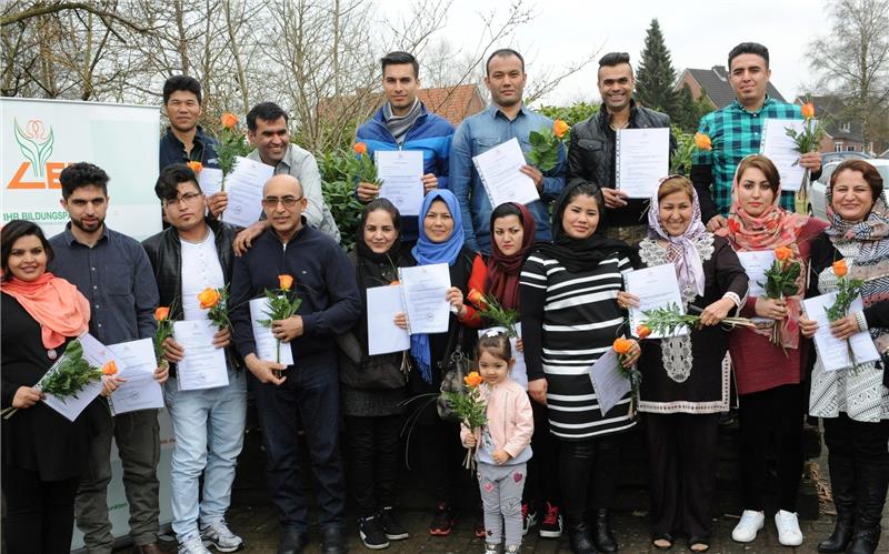 Flüchtlinge haben nach Deutschkursen Examen bestanden. Foto Kordländer
