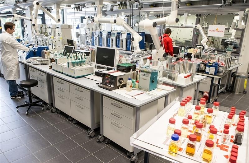 Forscher entwickeln neue Kraft- und Schmierstoffe im Labor des Shell Technology Centre . Fotos Shambroom/Shell