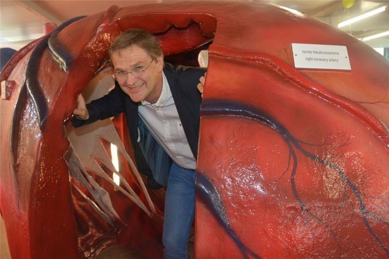 Fototermin im Herz-Modell: Seit dem 1. April ist Dr. Carl Schaefer Chefarzt am Elbe Klinikum in Buxtehude. Er kommt aus Stade und will die Zusammenarbeit mit dem dortigen Krankenhaus weiter festigen. Foto: Stephan