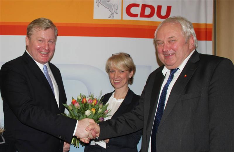Freude bei allen Beteiligten nach der Kür: Kreisparteichefin Britta Witte und der Landtagsabgeordnete Heiner Schönecke gratulieren Bernd Althusmann zur Wahl.