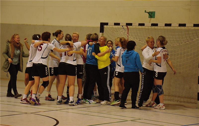 Freude und Erleichterung bei der siegreichen vierten Damen-Mannschaft der Handballabteilung des VfL Horneburg. Fotos Beneke
