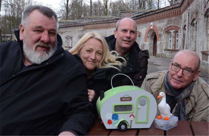 Geocacher-Party im Fort Grauerort Freuen sich auf das große Geocaching-Event in Grauerort (von links): Die Organisatoren Gerd Hansen, Anja Morinez, Gerd Hansen und Peter Schneidereit von der Festung. Foto Strüning