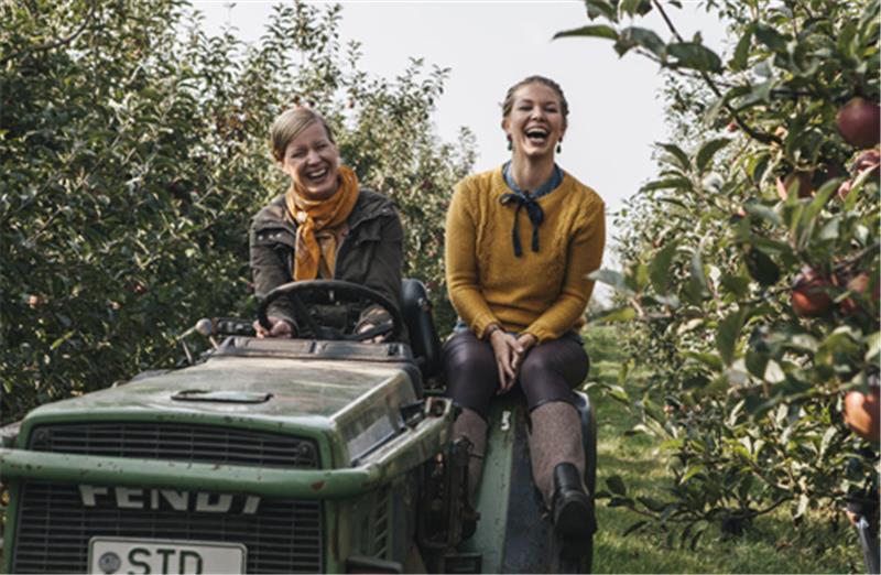 Für die erste Folge „Apfelpicknick am See“ fährt Theresa Baumgärtner mit ihrer Freundin Marie Münch durch die Apfelplantage der Obstbäuerin im Alten Land.  Foto  NDR/Claudia Gödke