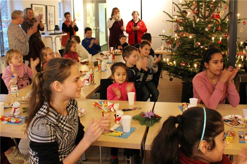 Für diese Kinder aus Buxtehude ist schon eine Woche früher Weihnachten: bei der Feier des Vereins „Buxtehuder helfen“ im Kulturforum. Foto Richter