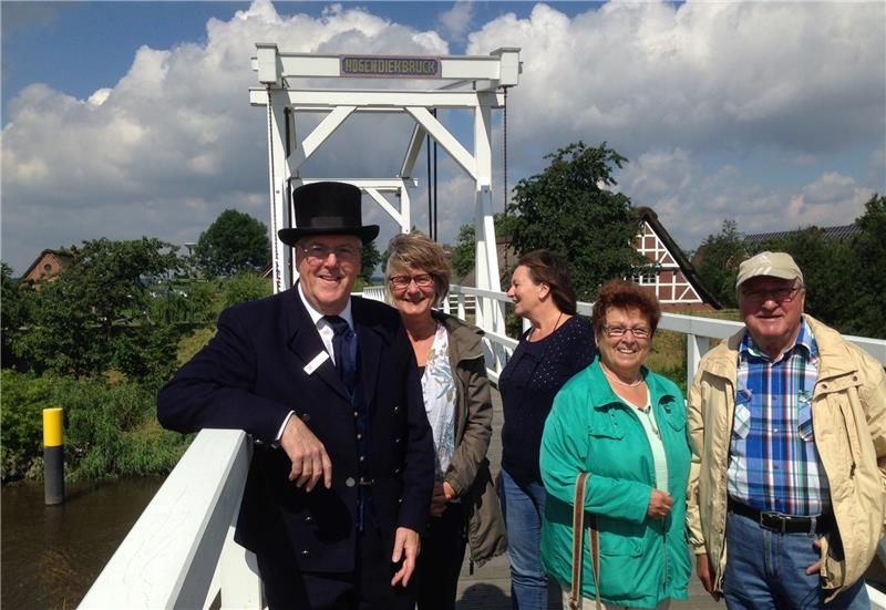 Gästeführer Dieter Schilling zeigt die Hogendiek-Brücke. Paula wäre gerne weiter mit der Gruppe gezogen. Fotos Stief