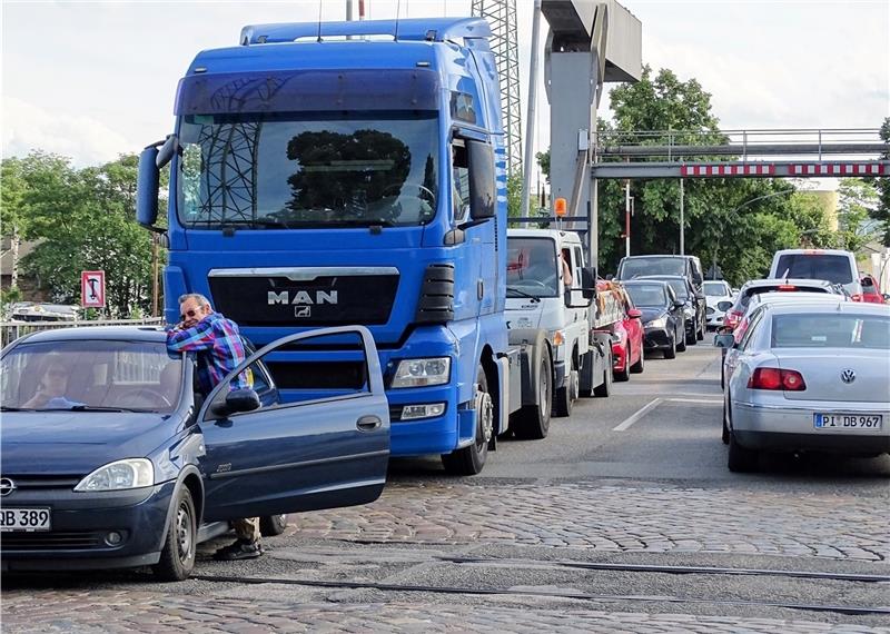 Geduld ist gefragt: Seit Wochen kommt der Verkehr auf Harburgs Straßen immer wieder zum Erliegen , so wie hier im Binnenhafen. Foto Lepél