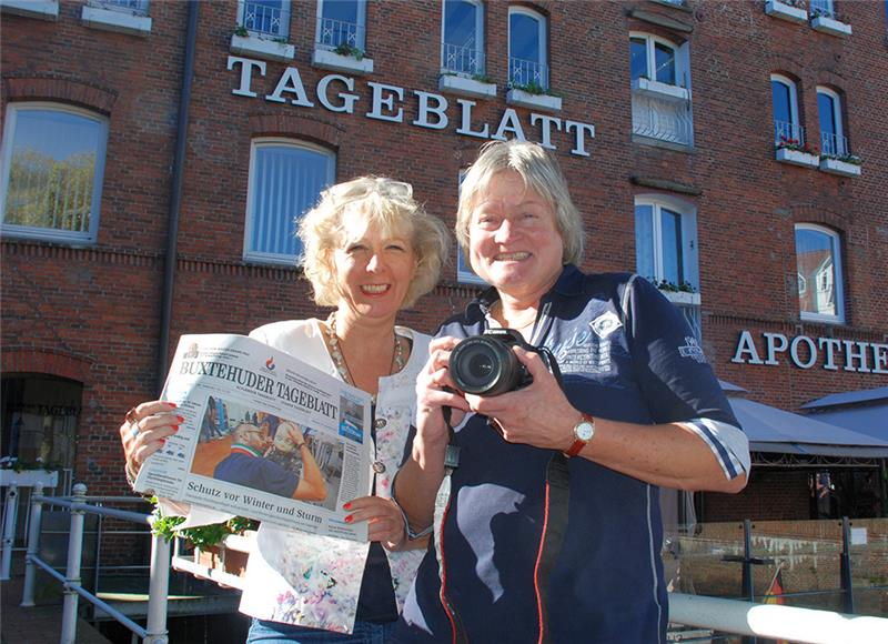 Gehen in Neu Wulmstorf auf Tour: Die Reporterinnen Franziska Felsch (links) und Claudia Michaelis.