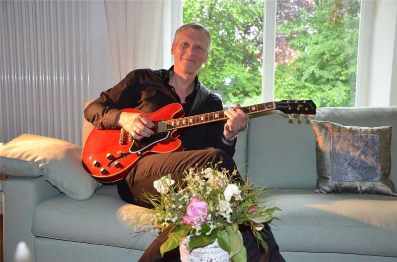 Gitarrist Henning Knorr: Musik ist sein zweites Leben. Foto: von Allwördn