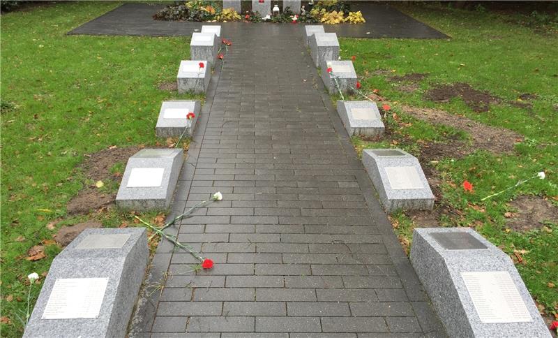 Grabsteine auf dem neugestalteten Gräberfeld des Öjendorfer Friedhofes. Foto Sprengel/dpa