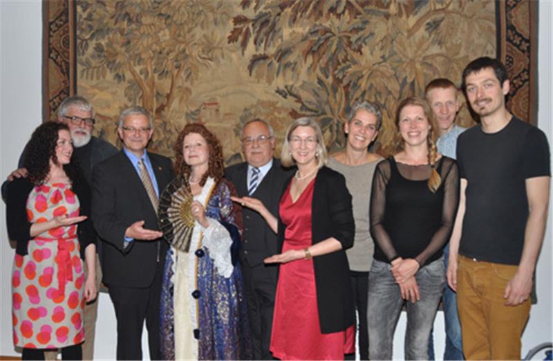 Geburtstagskonzert im Pferdestall von Schloss Agathenburg Gruppenbild mit Maria Aurora, deren Rolle der Stader Gästeführerin Edith Bruns wie auf den Leib geschneidert war. Foto: Aldag