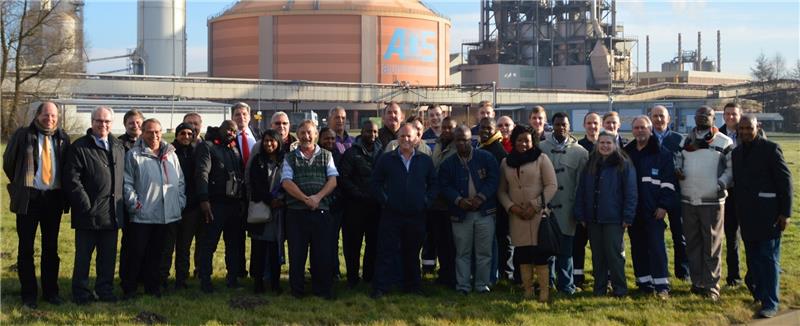 Gruppenfoto vor dem AOS-Werk in Stade-Bützfleth: Die Delegation aus Südafrika informierte sich bei dem Unternehmen über die Ausbildung am hiesigen Standort.