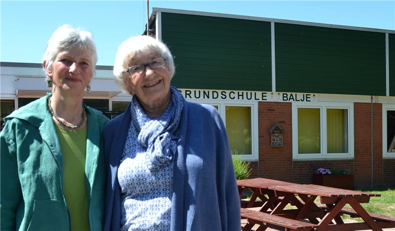 Gunda Remien (links) und Bärbel Gottschalk, langjährige Schulleiterinnen in Balje. Foto Helfferich