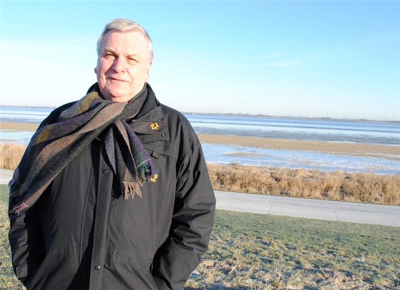 Gunter Armonat beim Spaziergang auf dem Elbdeich bei Freiburg. Im Hintergrund der Treibselräumweg, der in seiner Zeit als Oberdeichgraf von Hörne bis Freiburg gebaut wurde. Foto Helfferich