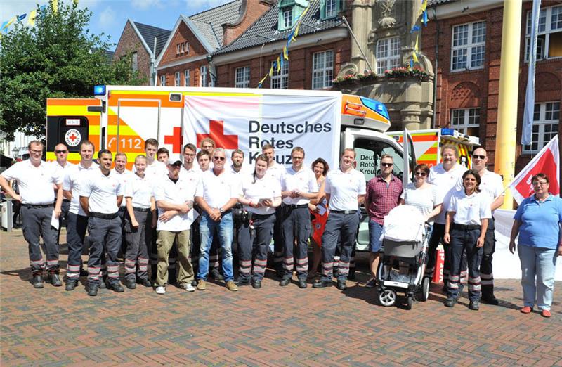 Gute Rettung kostet Geld, schlechte Rettung kann tödlich sein.“ Unter diesem Motto demonstrierten Mitarbeiter des Deutschen Roten Kreuzes (DRK) am Dienstag vor dem Buxtehuder Rathaus. Foto: Wisser