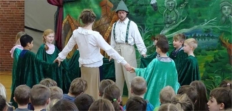Hänsel und Gretel mit Schülern der Grundschule bei der Vorführung.