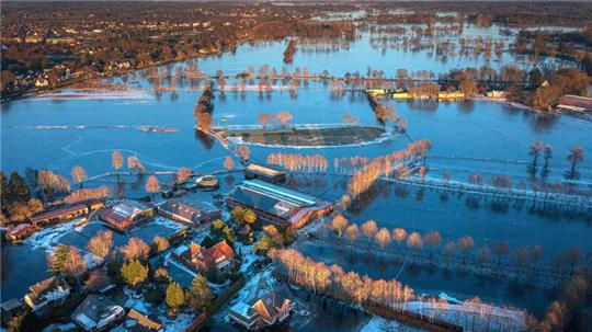 Häuser und Wiesen im Hochwassergebiet, aufgenommen mit einer Drohne.
