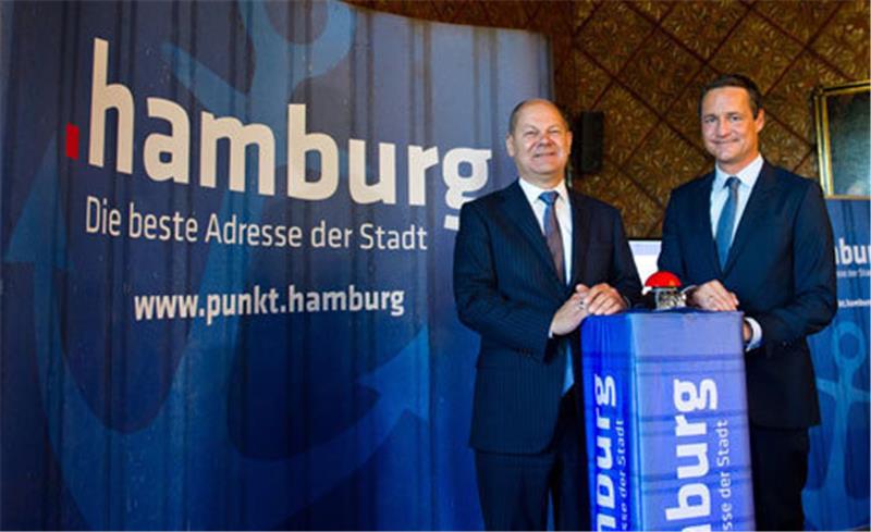 Hamburgs Bürgermeister Olaf Scholz und Oliver Süme, Geschäftsführer der Hamburg Top-Level-Domain GmbH drücken den roten Startknopf für die neue Domain «.hamburg». Foto dpa