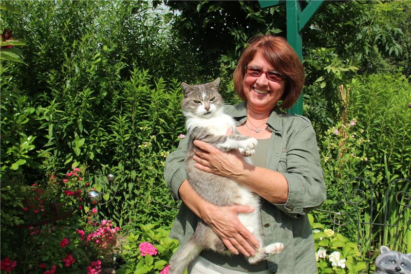 Hannelore Friedkau und ihr Kater Sammy lieben es beide, im Garten zu sein.