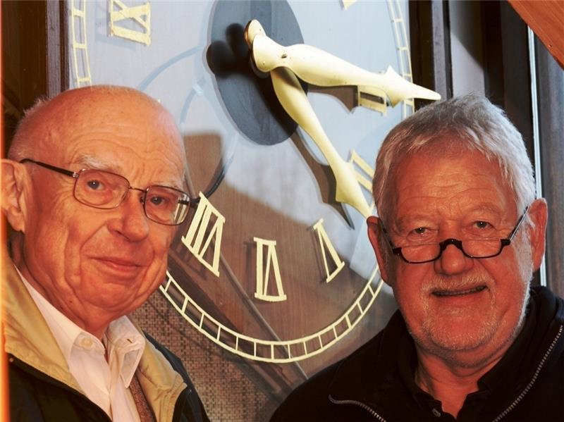 Hans-Diedrich Wülpern (links) und Thomas Derlin freuen sich, dass die Uhr jetzt wieder läuft. Fotos Kordländer