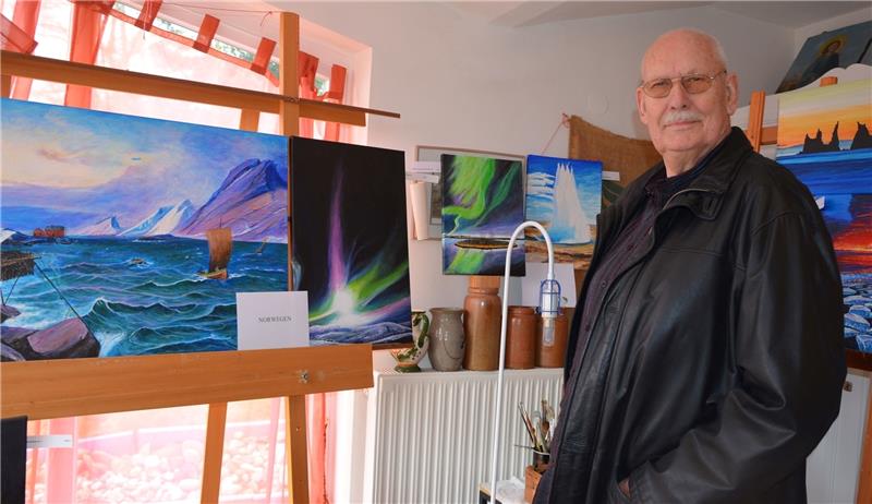 Hans-Joachim Kohn in seinem Atelier auf Krautsand. Seine Nordbilder sind derzeit in der Kreissparkasse zu sehen. Foto von Allwörden