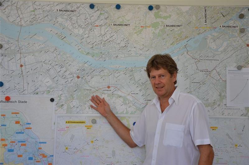 Hans-Jürgen Haase, Leiter der Stader Landeshörde, erläutert die Autobahn-Pläne an der Wand seines Stader Büros. Foto: von Allwörden