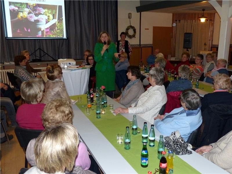 Heike Götz erzählt in Burweg von den Drehaufnahmen für ihre NDR-Sendung „Landpartie“. Foto Eidtmann