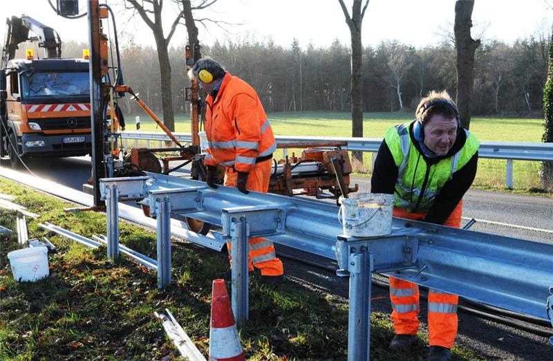 Heiko Pape und Fred Schulz installierten das Geländer.  Foto: Kordländer