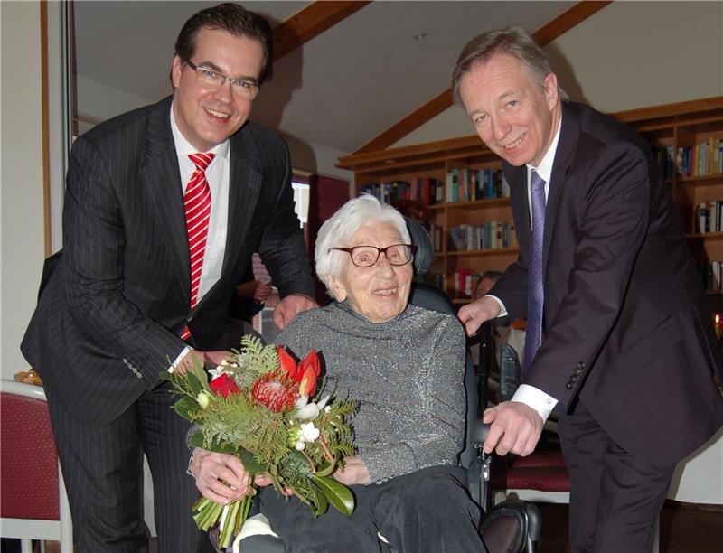 Heinz Lüers (rechts) und Uwe Engel von der Sparkasse Harburg-Buxtehude gratulierten Charlotte Ewald zum 100. Geburtstag.