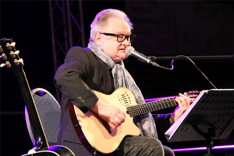 Heinz Rudolf Kunze hat in Drochtersen nicht nur Gitarre gespielt. Foto Meybohm