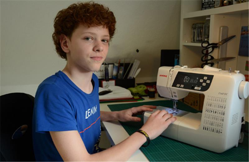 Hier entstehen die Unikate „Made by Tom Hammann“: Der 13-Jährige arbeitet an der Nähmaschine in seinem Zimmer. Wenn er nicht am Schreibtisch sitzt, spielt er Fußball oder ist auf dem Rennrad unterwegs.  Fotos Beneke