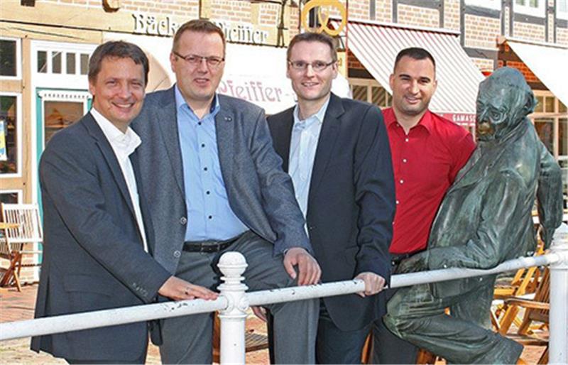 Hier stehen die Gründer des Business Clubs Niederelbe am Buxtehuder Fleth: (von links) Dirk Öde, Udo Dingfeld, Udo Feindt und Steffan Büch.