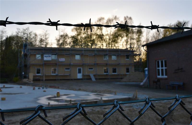 Hinter einem mit Stacheldraht gesicherten Zaun errichtet die Stadt am Sophie-Scholl-Weg neue Unterkünfte für Asylbewerber.                      Fotos Beneke