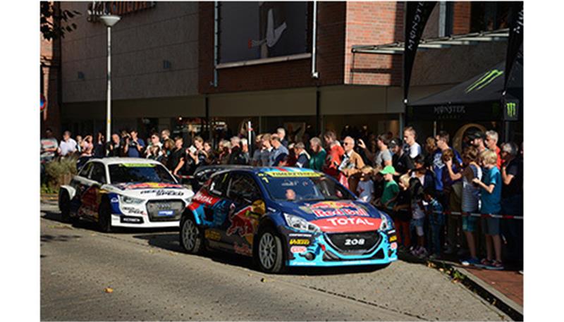 Hunderte Buxtehuder feiern die Rallyecross-Autos vor dem Modehaus Stackmann. Fotos Beneke