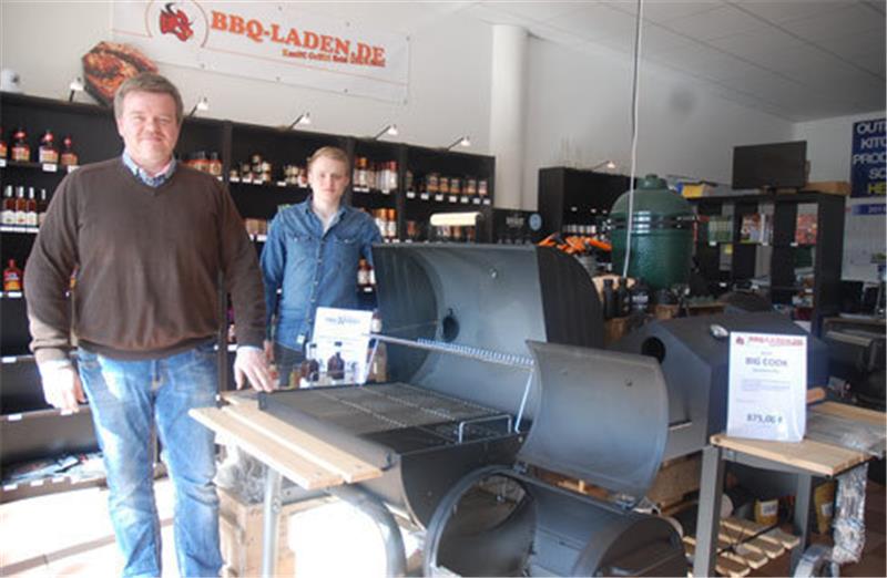 Im Barbecue-Laden beraten Christian Hentschel (vorne) und sein Mitarbeiter Vincenth Butler die Kunden.  Foto Felsch
