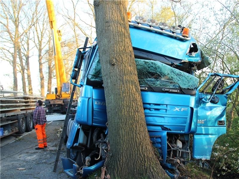 Im Seitenraum prallte der Lkw gegen einen Baum, der Fahrer blieb bei dem Unfall zwischen Behrste und Hude unverletzt. Foto Klempow