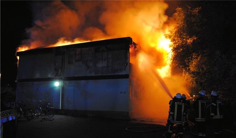 Im Wohncontainer oben rechts ist das Feuer ausgebrochen; Tabakreste setzten die Flüchtlingsunterkunft in Brand. Foto Vasel